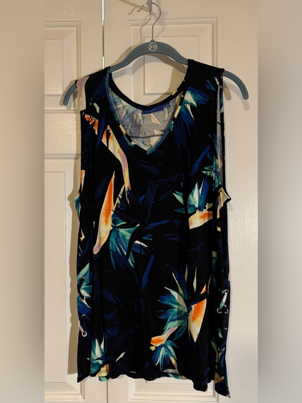 Apt. 9 Black Tropical Print V-Neck Sleeveless Tank